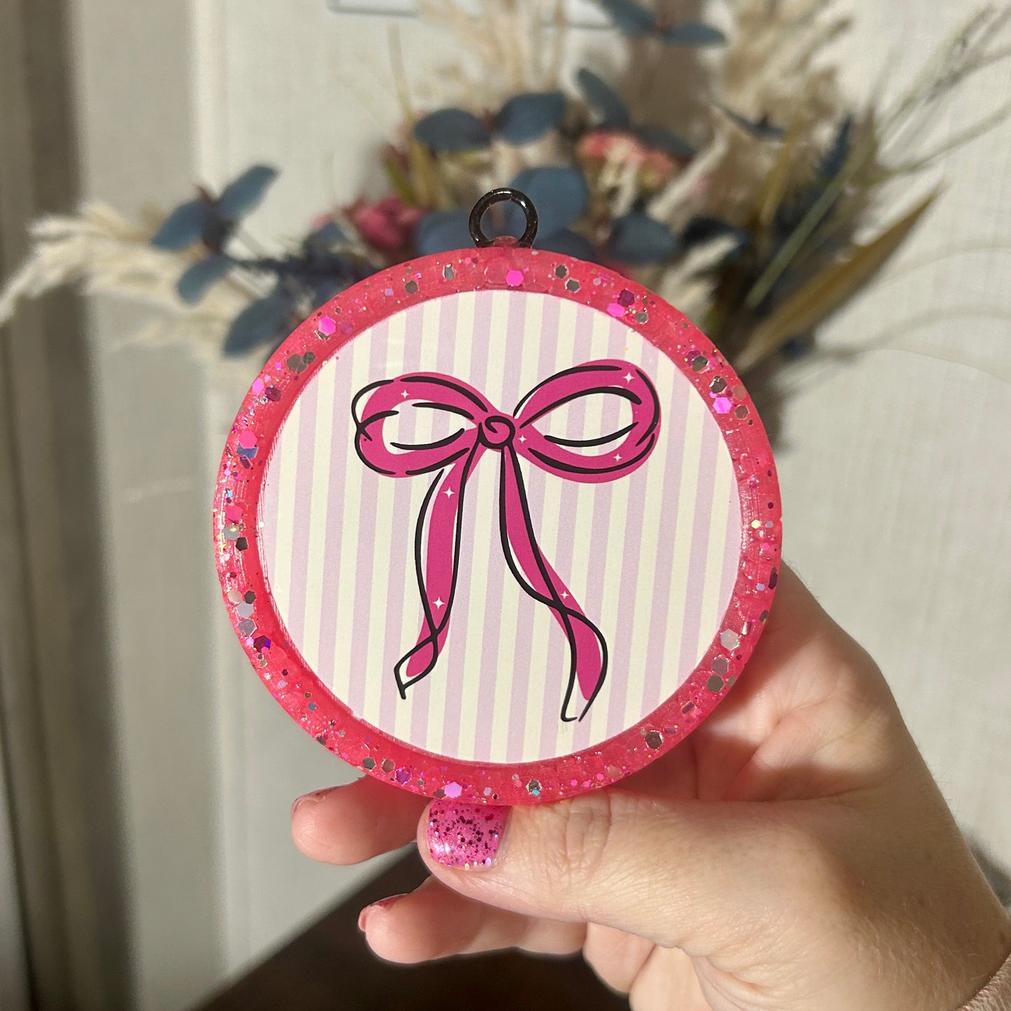 Bow Round Freshie - Fragrance: Pipeliner